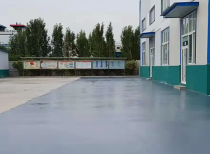 大兴彩色路面喷涂翻新的材料对冬季